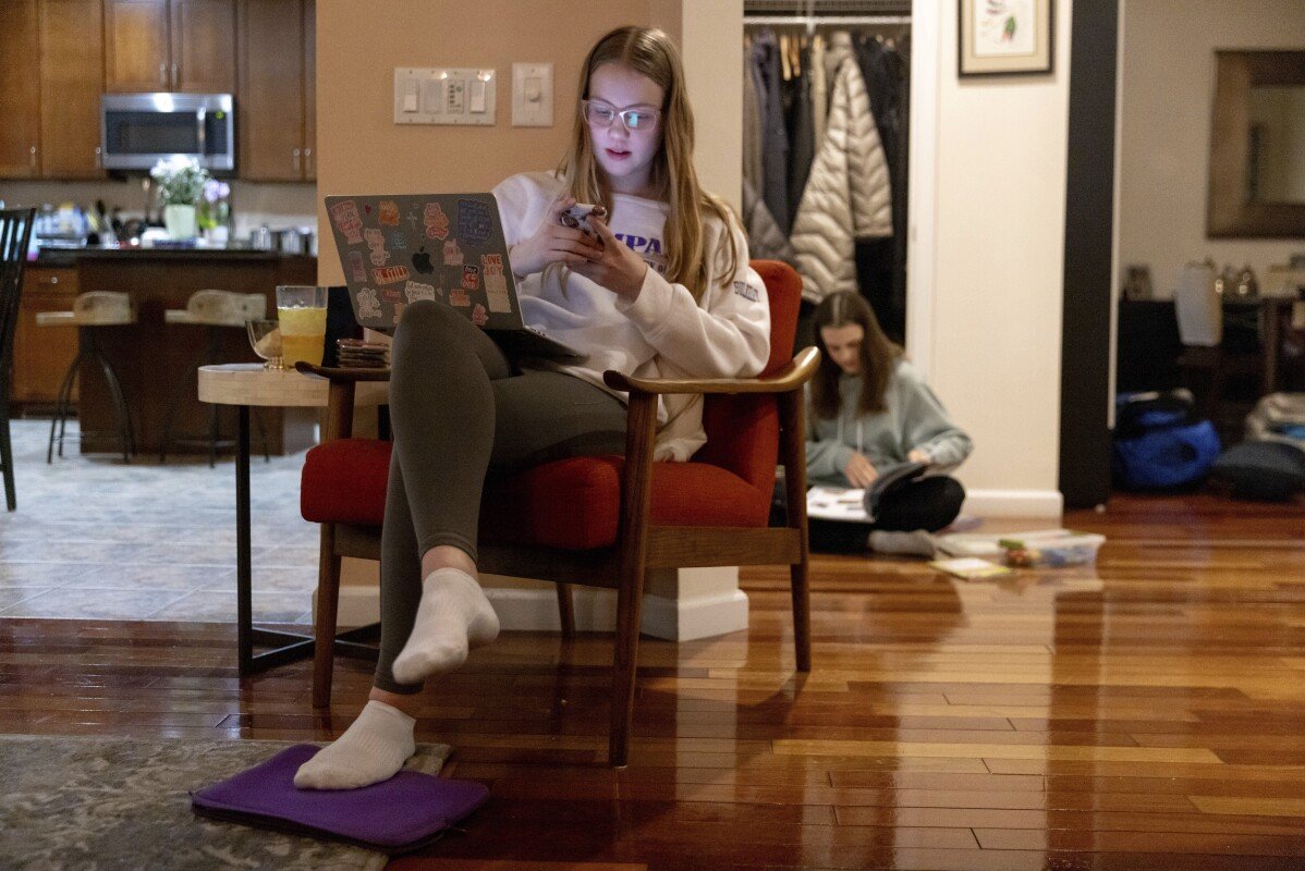 La vita da adolescente senza social media non è facile. Queste famiglie stanno navigando l'adolescenza offline