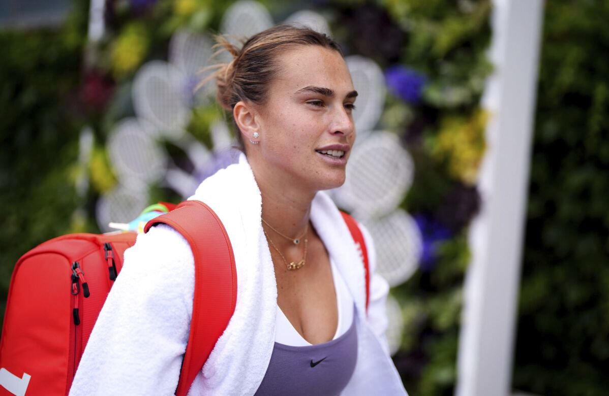 Aryna Sabalenka si ritira da Wimbledon per infortunio alla spalla