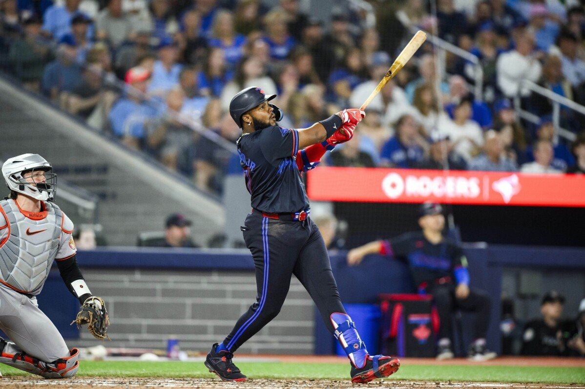 Vladimir Guerrero Jr. colpisce un fuoricampo e allunga la striscia positiva a 20 partite mentre i Blue Jays battono gli Orioles 7-6